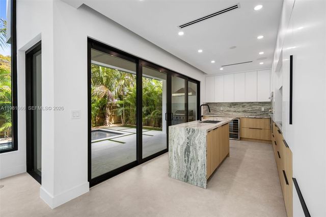 569 NW 44th St, Miami, FL 33127