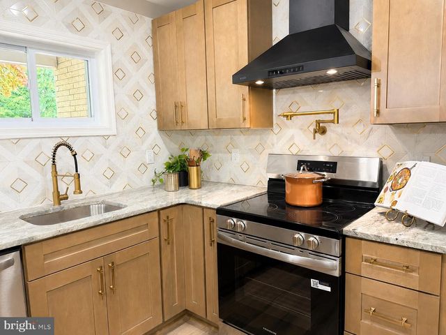 139 WILLOW DR, Levittown, PA 19054