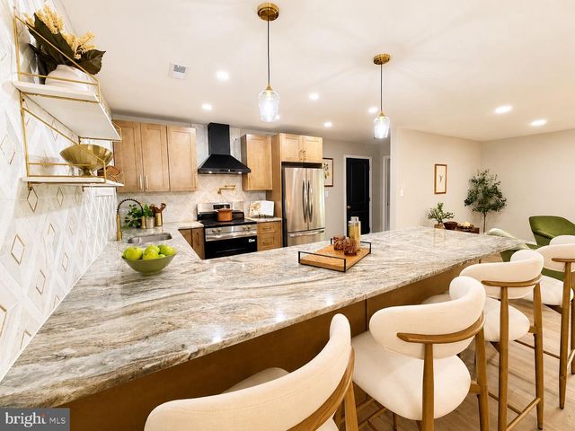 139 WILLOW DR, Levittown, PA 19054