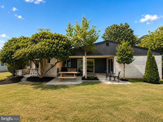 139 WILLOW DR, Levittown, PA 19054