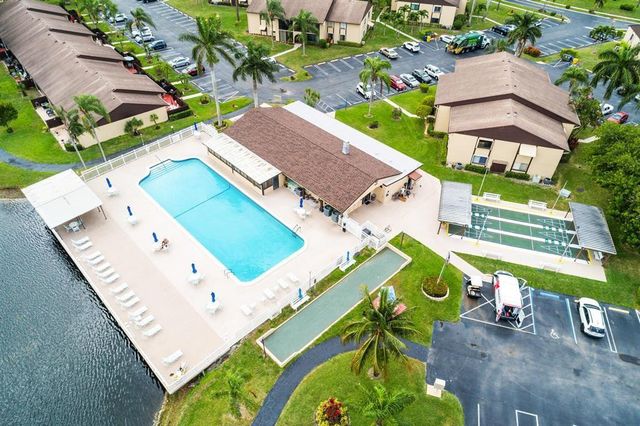 444 Pine Glen Lane D-1, Greenacres, FL 33463