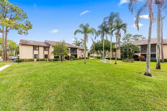 444 Pine Glen Lane D-1, Greenacres, FL 33463