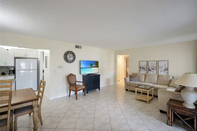 444 Pine Glen Lane D-1, Greenacres, FL 33463