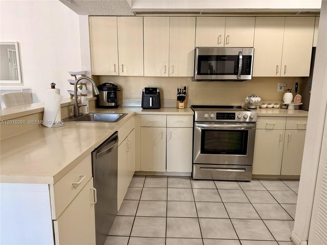 8520 SW 212th St 203, Cutler Bay, FL 33189