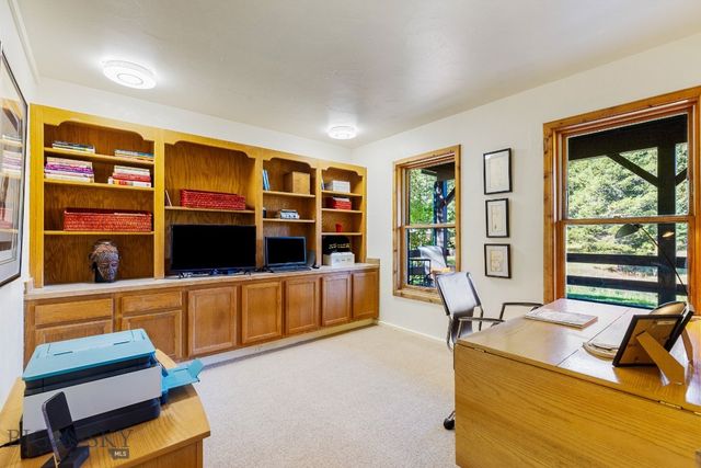 330 Stellar Jay Way, Gallatin Gateway, MT 59730