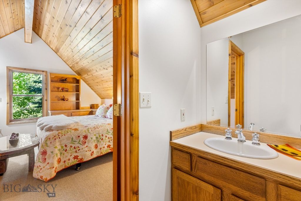 330 Stellar Jay Way, Gallatin Gateway, MT 59730 photo 16