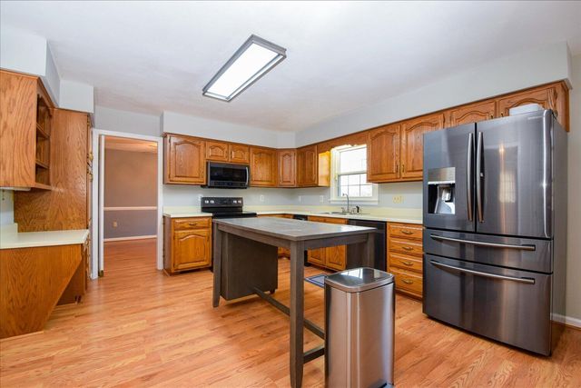 620 Duxbury LN, Salem, VA 24153