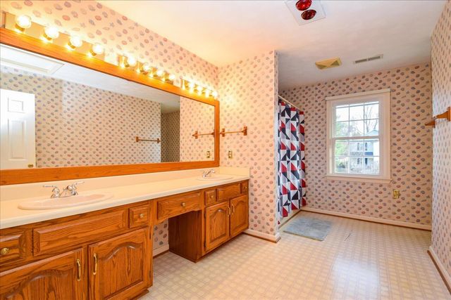 620 Duxbury LN, Salem, VA 24153