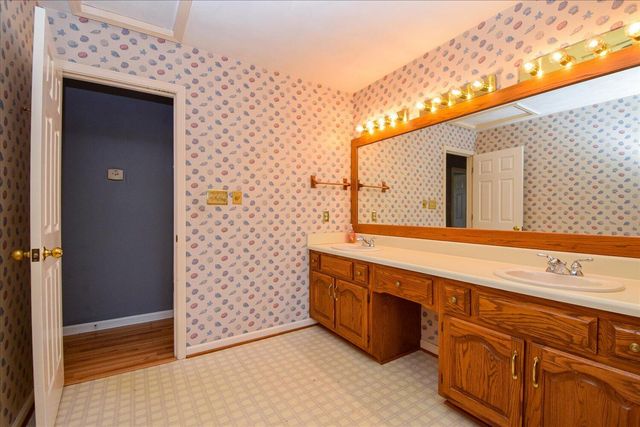 620 Duxbury LN, Salem, VA 24153