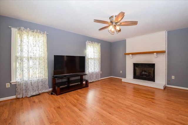 620 Duxbury LN, Salem, VA 24153