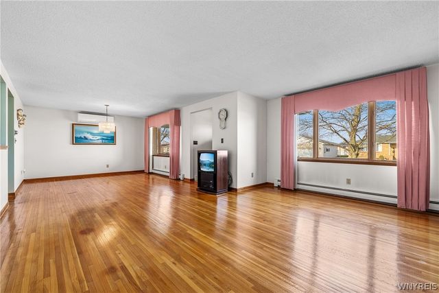 39 Cardy Lane, Cheektowaga, NY 14043