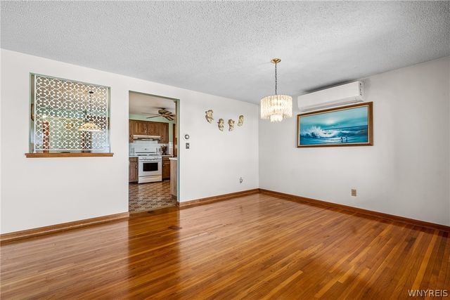 39 Cardy Lane, Cheektowaga, NY 14043