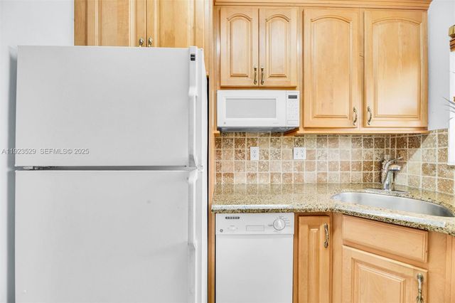 1900 NE 8th Ct 302, Fort Lauderdale, FL 33304