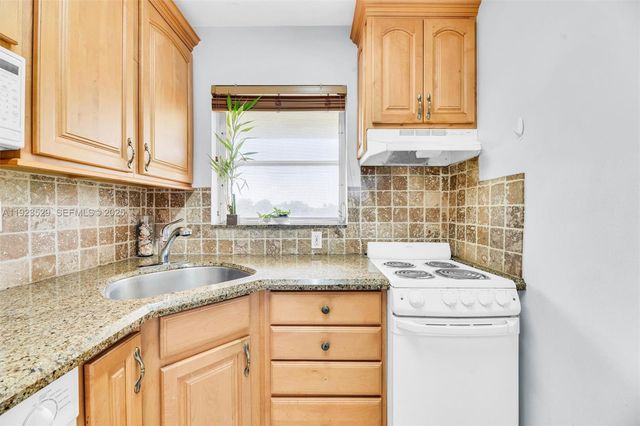 1900 NE 8th Ct 302, Fort Lauderdale, FL 33304