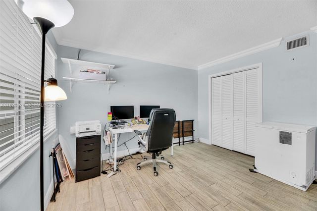 1900 NE 8th Ct 302, Fort Lauderdale, FL 33304