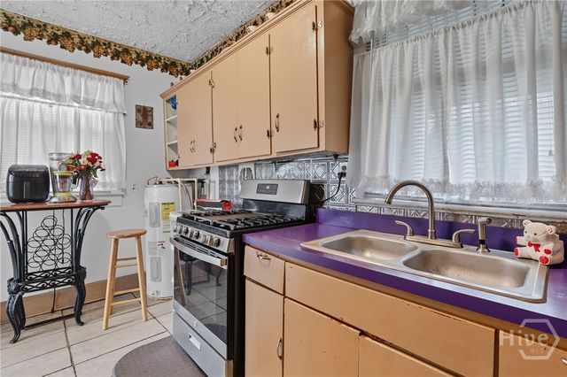 805 E 40th Street, Savannah, GA 31401