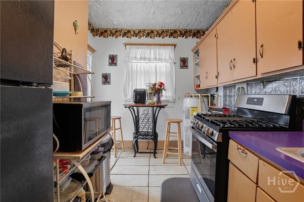 Image 15 of property listing at 805 E 40th Street, Savannah, GA 31401