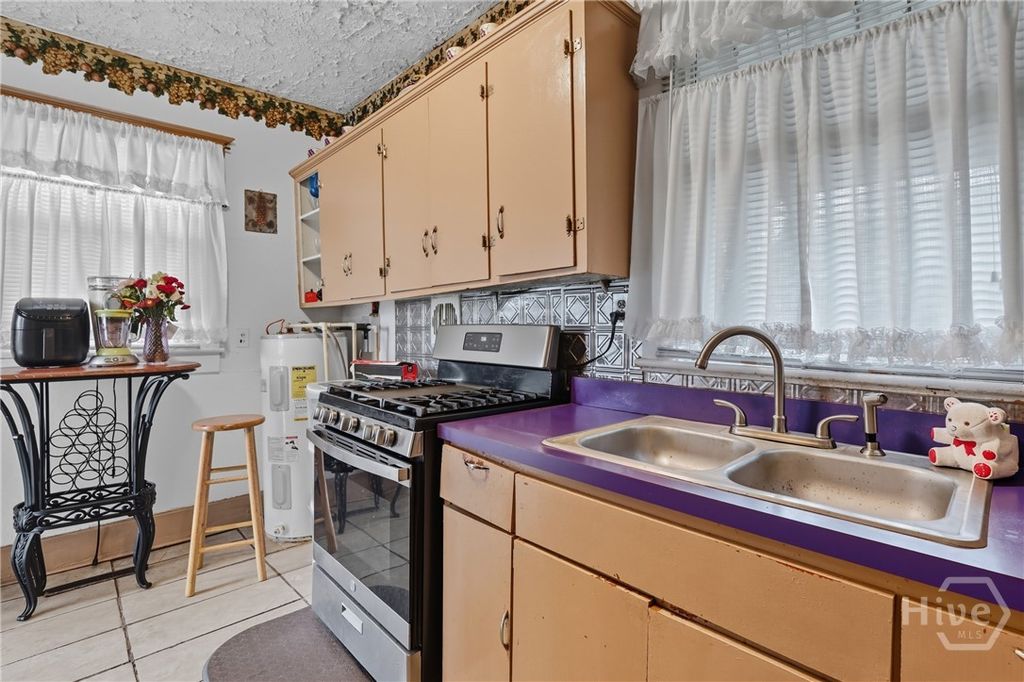 Image 16 of property listing at 805 E 40th Street, Savannah, GA 31401