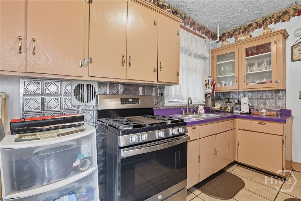 Image 18 of property listing at 805 E 40th Street, Savannah, GA 31401