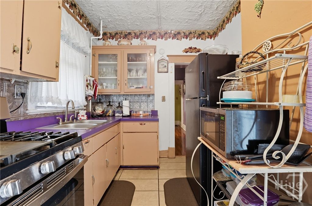 Image 19 of property listing at 805 E 40th Street, Savannah, GA 31401