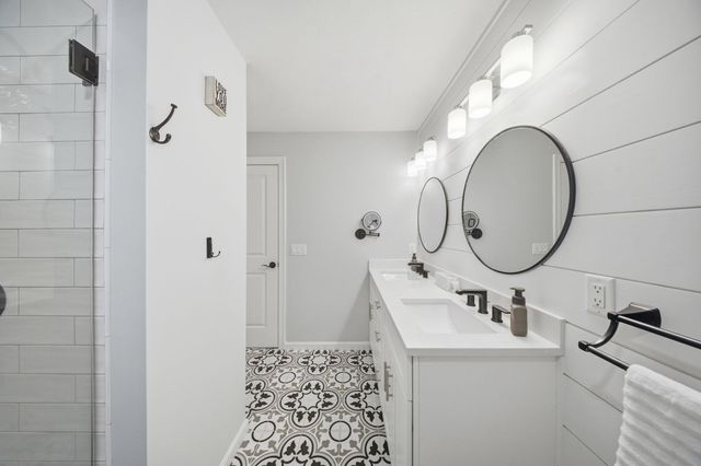 1093 Washington St 1093, Holliston, MA 01746