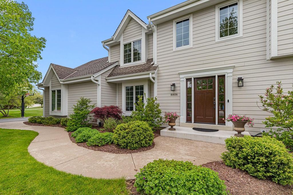8806 W Daventry ROAD, Mequon, WI 53097