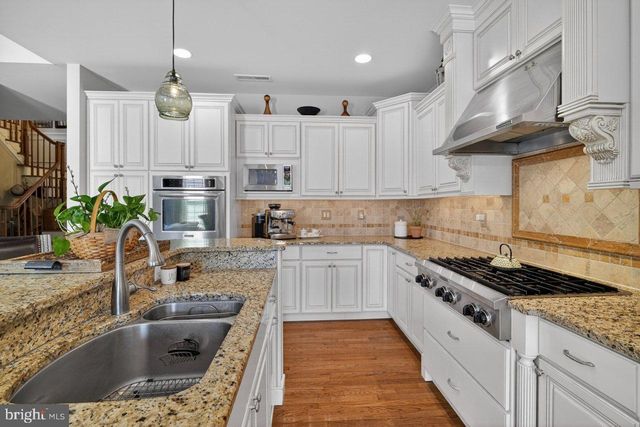 411 SERGEANT DR, Lambertville, NJ 08530