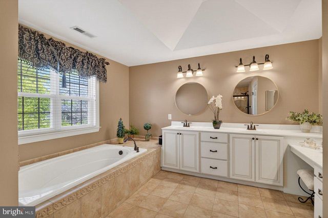 411 SERGEANT DR, Lambertville, NJ 08530
