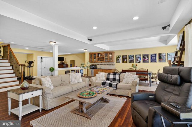 411 SERGEANT DR, Lambertville, NJ 08530