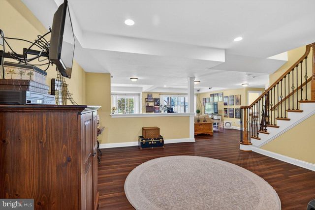 411 SERGEANT DR, Lambertville, NJ 08530