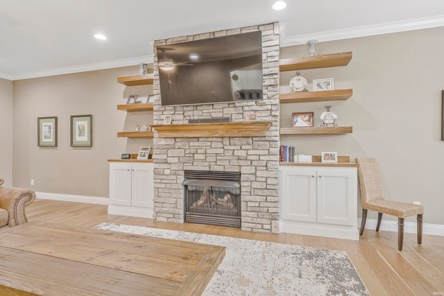 9354 Oak Point, Newburgh, IN 47630