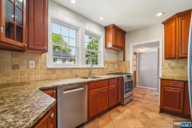 217 Grayson Place, Teaneck, NJ 07666