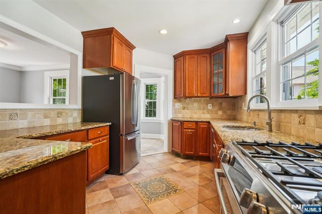 217 Grayson Place, Teaneck, NJ 07666