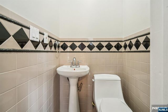 217 Grayson Place, Teaneck, NJ 07666