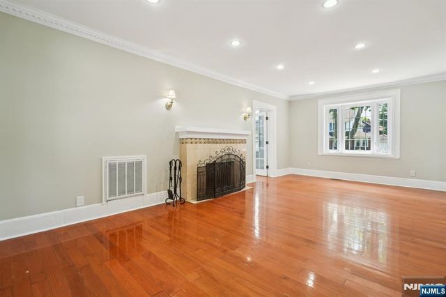 217 Grayson Place, Teaneck, NJ 07666