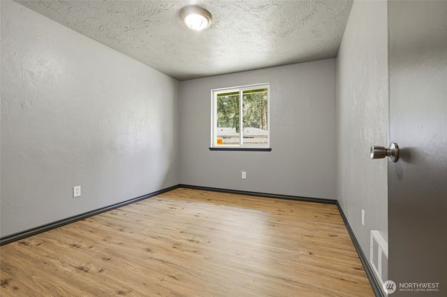 122 Raintree Loop SE, Rainier, WA 98576