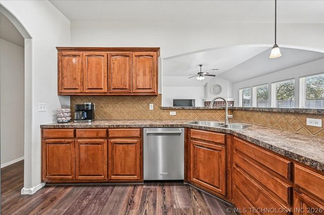 20496 E 47th Street S, Broken Arrow, OK 74014