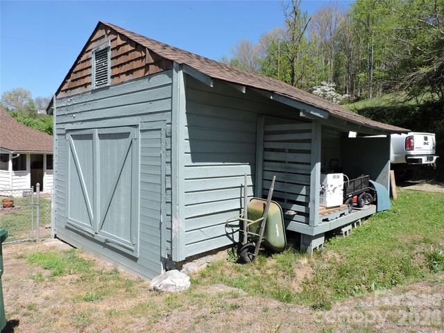 4 Carter Road, Weaverville, NC 28787