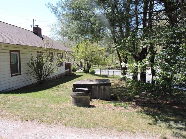 4 Carter Road, Weaverville, NC 28787