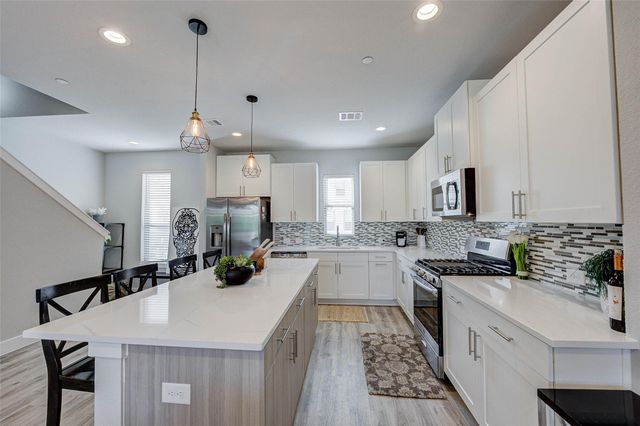 18732 Centro Main Street, Shenandoah, TX 77385