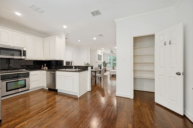 2492 Worthington Street, Dallas, TX 75204