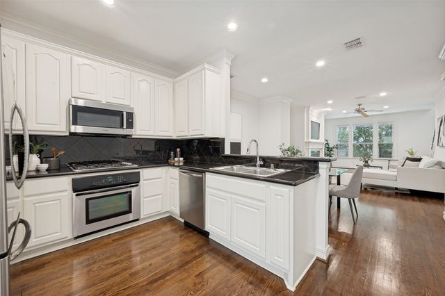 2492 Worthington Street, Dallas, TX 75204