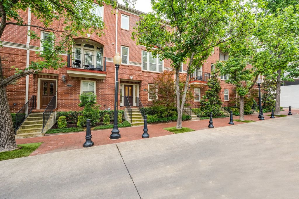 2492 Worthington Street, Dallas, TX 75204