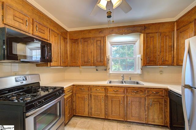 5 Fernwood Drive, Taylors, SC 29687
