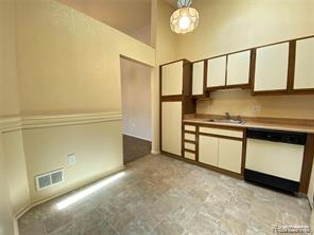 2101 Vine Way 90, Canton, MI 48188