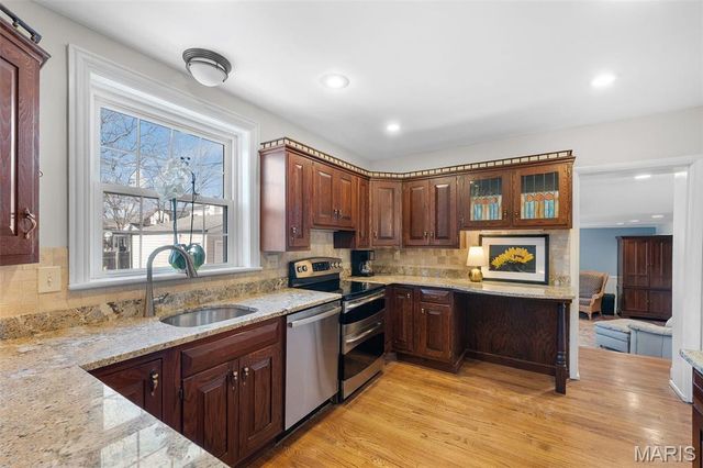 907 N Taylor Avenue, St Louis, MO 63122