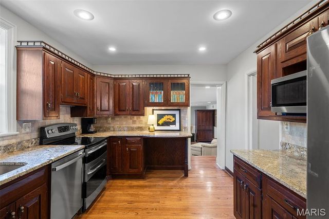 907 N Taylor Avenue, St Louis, MO 63122