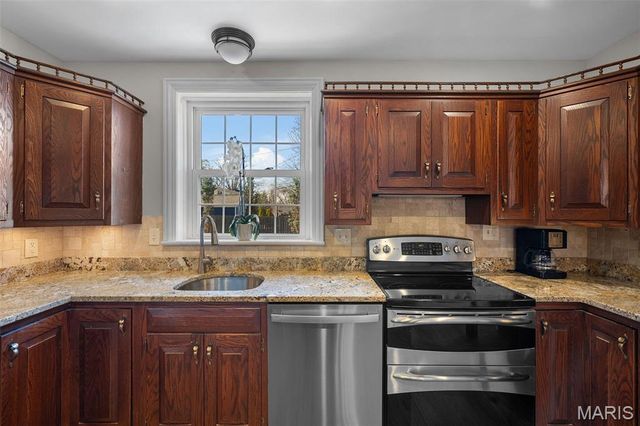 907 N Taylor Avenue, St Louis, MO 63122