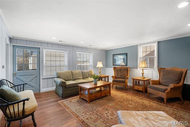 907 N Taylor Avenue, St Louis, MO 63122