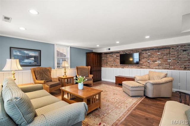 907 N Taylor Avenue, St Louis, MO 63122